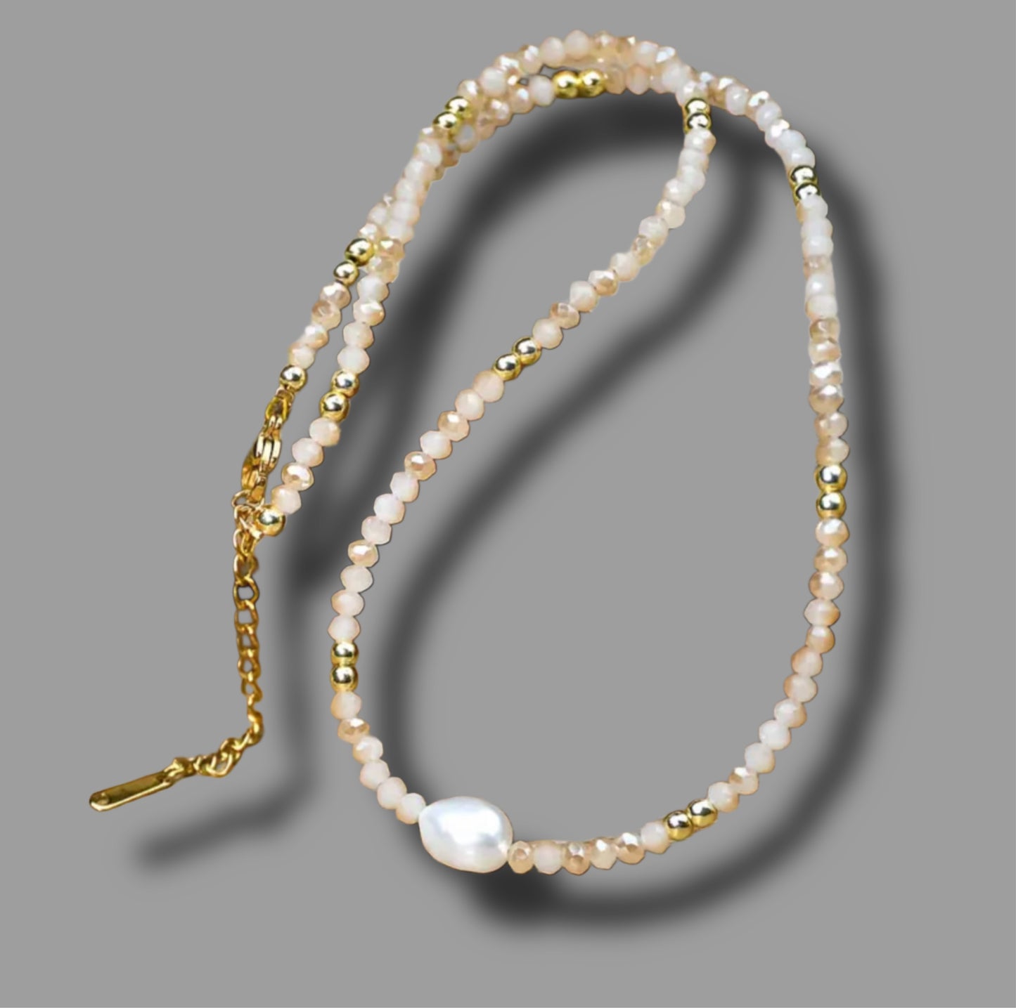 Kette „Elara“ - Perlenkette beige mit goldenem Verschluss // H1