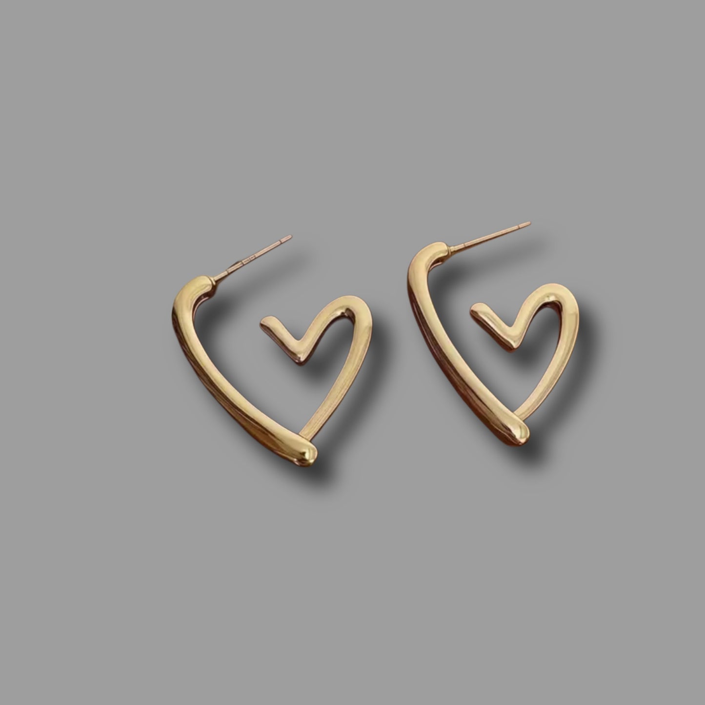 Herzförmige goldplattierte Edelstahl-Ohrstecker // O12