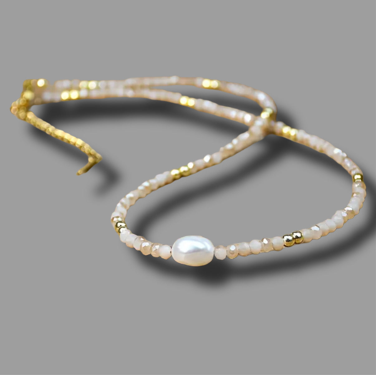 Kette „Elara“ - Perlenkette beige mit goldenem Verschluss // H1