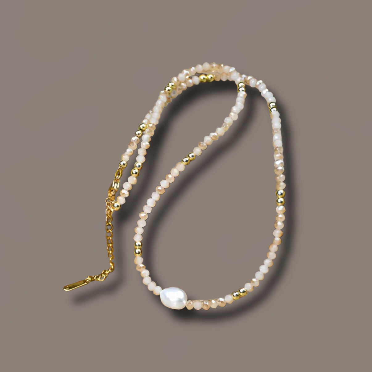 Kette „Elara“ - Perlenkette beige mit goldenem Verschluss // H1