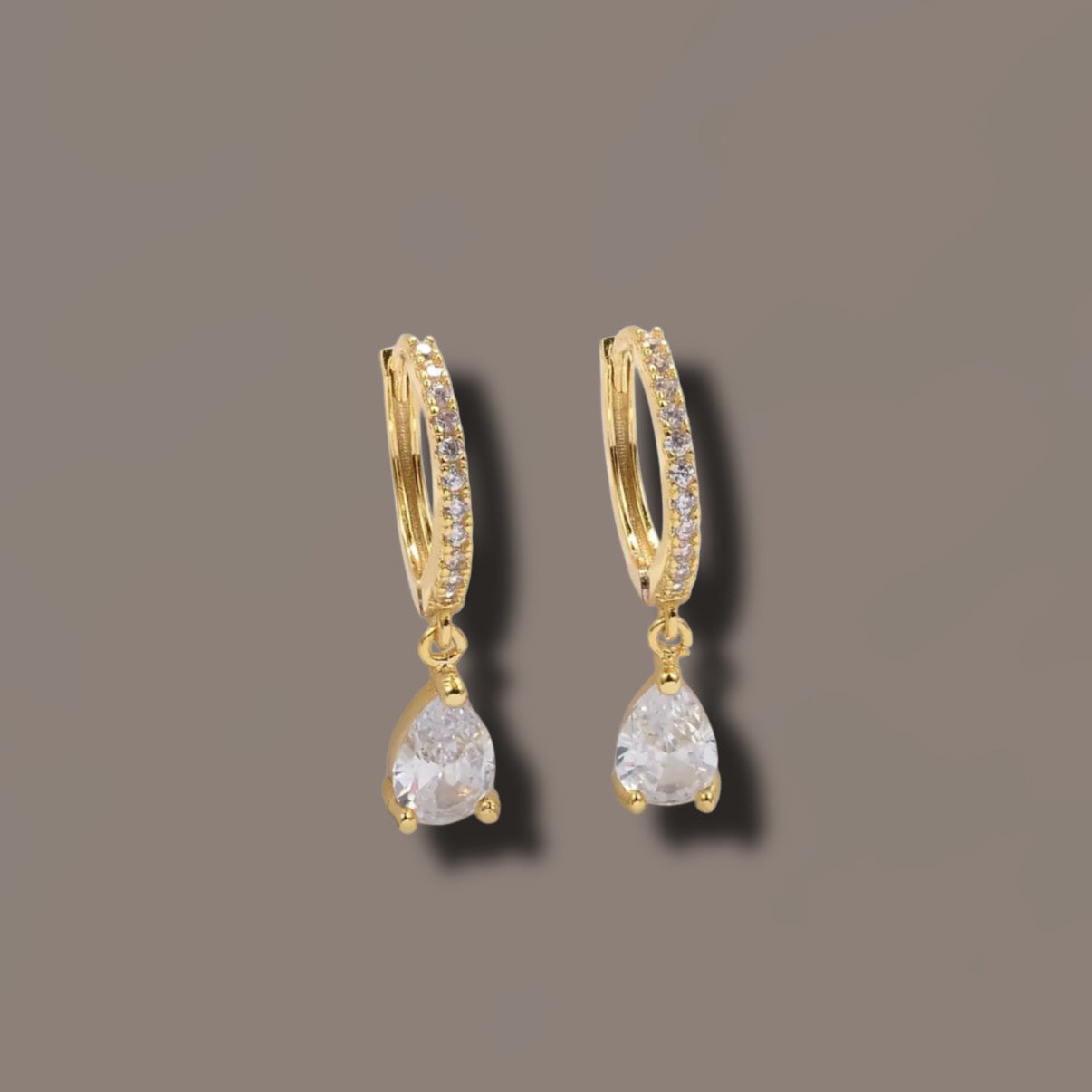 Ohrringe „Amanda“ - funkelnde goldene Creolen // O5