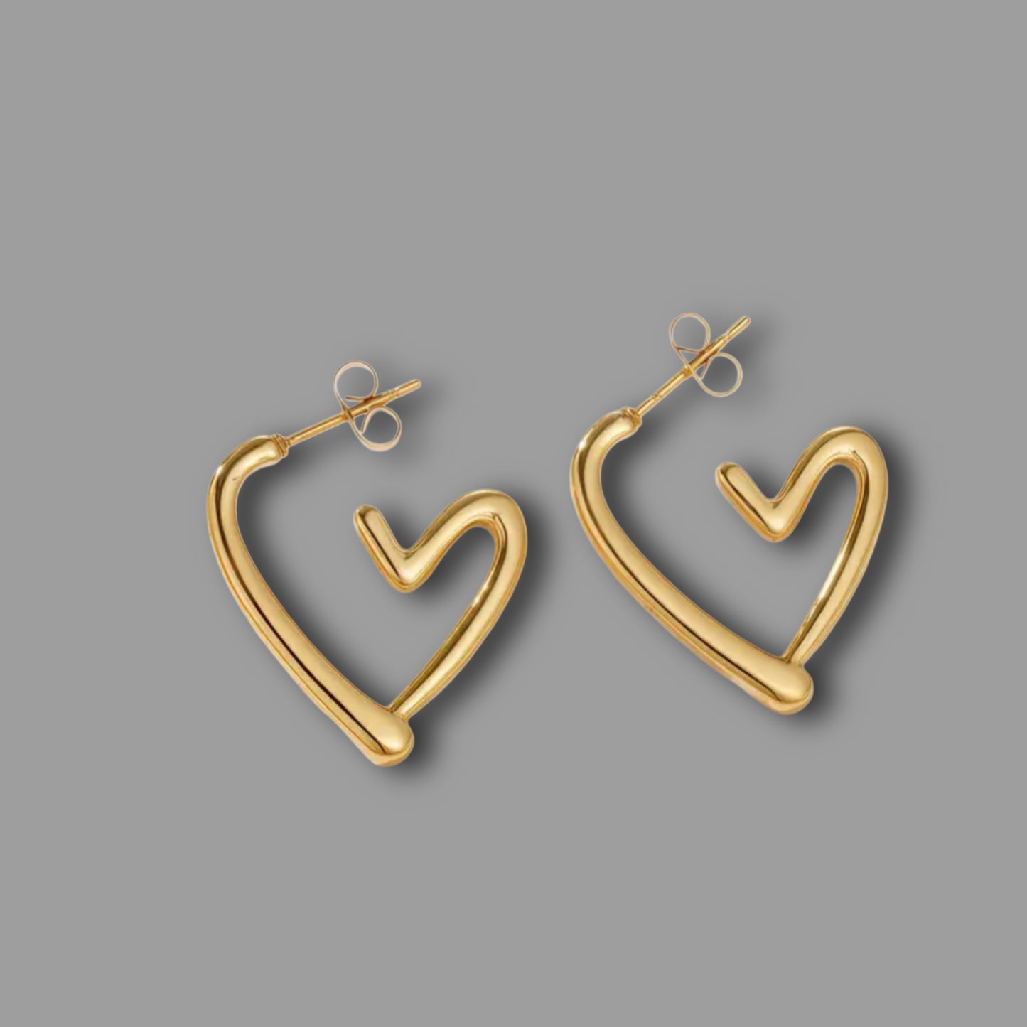 Herzförmige goldplattierte Edelstahl-Ohrstecker // O12